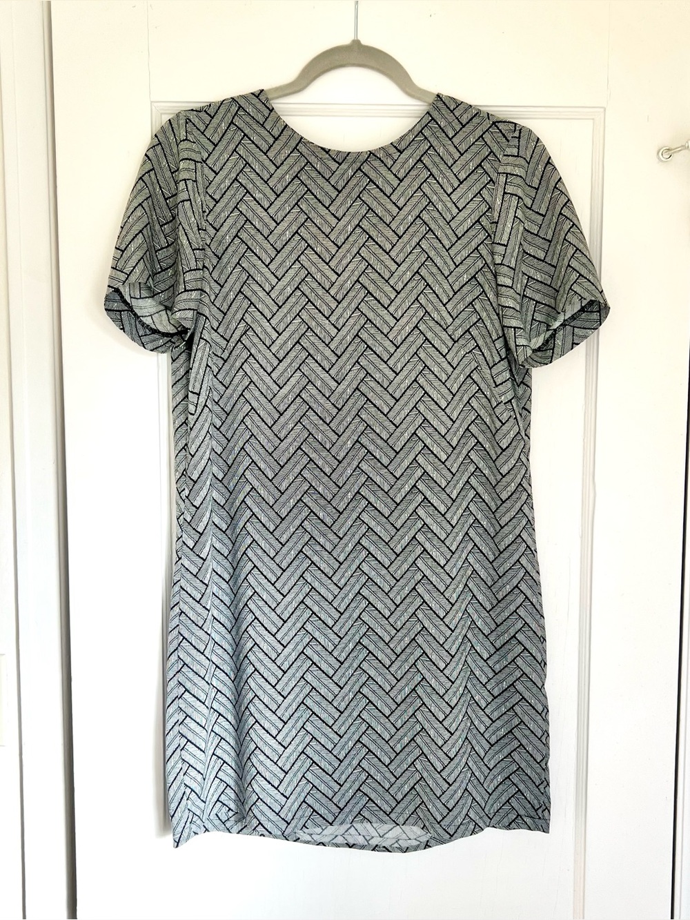 H&M mini shift dress short sleeve herringbone keyhole back black white - US 4